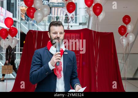 Matthew Capoccia, Philanthropy Manager, Jays Care Foundation, nimmt an der Light the World Giving Machine im Eaton Centre in Toronto Teil. Die Light the World Giving Automaten sind interaktive Verkaufsautomaten, die es Menschen ermöglichen, wohltätige Spenden zu tätigen, indem sie Gegenstände wie Mahlzeiten, Schulbedarf oder medizinische Versorgung für Bedürftige „kaufen“. Sie werden von der Kirche Jesu Christi der Heiligen der Letzten Tage betrieben und während der Feiertage an ausgewählten Orten weltweit eingerichtet, um zu Akten der Freundlichkeit und Großzügigkeit zu inspirieren. Stockfoto