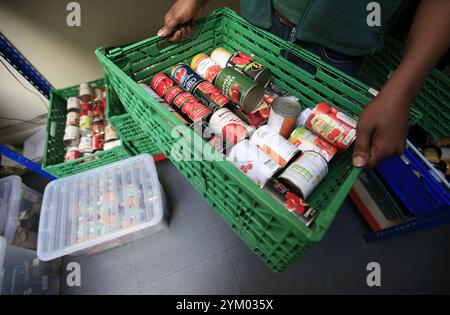 Aktenfoto vom 04/16 einer Kiste mit Konserven im Trussell Trust Brent Foodbank, Neasden, London. Eine allmähliche Verlangsamung der Preiserhöhungen und eine bessere Unterstützung von Wohngeld hätten dazu beigetragen, dass die Zahl der Pakete, die in den letzten Monaten bei Lebensmittelbanken verteilt wurden, leicht zurückgegangen wäre, sagte eine Wohltätigkeitsorganisation. Zwischen April und September wurden im Vereinigten Königreich etwas mehr als 1,4 Millionen Pakete bereitgestellt, was einem Rückgang von rund 4 % gegenüber dem Vorjahreszeitraum entspricht. Ausgabedatum: Mittwoch, 20. November 2024. Stockfoto