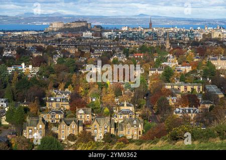 Aktenfoto vom 11/23 von Bäumen, die ihre Herbstblätter in der Stadt Edinburgh zeigen. Fast 90 % aller Planungsanträge zur Umwandlung von Immobilien in Unterkünfte im Airbnb-Stil in Edinburgh wurden seit der Ankündigung neuer Regeln im Jahr 2022 abgelehnt, laut einer Anfrage zur Informationsfreiheit (FOI). Ausgabedatum: Mittwoch, 20. November 2024. Stockfoto