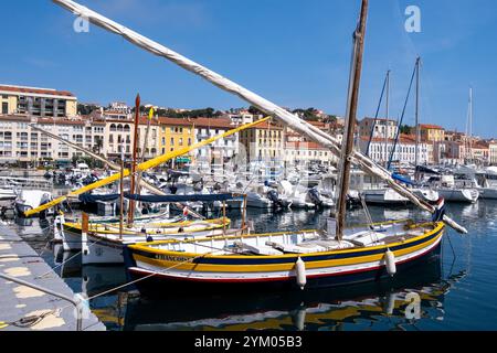 Traditionelles katalanisches Boot heißt la barque catalane am Yachthafen Plaisancy Harbour am Mittelmeer Port-Vendres in den Pyrenäen-Orientales dep Stockfoto