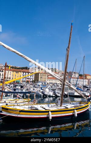 Traditionelles katalanisches Boot heißt la barque catalane am Yachthafen Plaisancy Harbour am Mittelmeer Port-Vendres in den Pyrenäen-Orientales dep Stockfoto