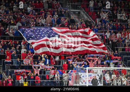 St. Louis, Missouri, USA. November 2024. Fans der United States Men's National Team bejubeln den Beginn des Viertelfinales der CONCACAF Nations League gegen Jamaica im Energizer Park in St. Louis, Missouri. (Credit Image: © Sven White/ZUMA Press Wire) NUR REDAKTIONELLE VERWENDUNG! Nicht für kommerzielle ZWECKE! Stockfoto