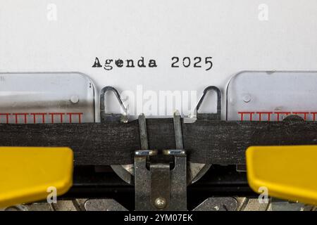 Agenda 2025 auf einer alten Schreibmaschine geschrieben Stockfoto