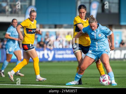 Casey, Australien. November 2024. Pollicina und Central Coast Gomez treten beim dritten Spiel der A-League 2024/25 der Frauen in der dritten Runde zwischen Melbourne City und Central Coast Mariners in Casey Fields um den Ball an. Endstand 2:2. Australian Professional Soccer Damen A-League 2024/25 Saison Spiel in Runde 3 zwischen Melbourne City und Central Coast Mariners. Ziehen Sie 2-2. Quelle: SOPA Images Limited/Alamy Live News Stockfoto