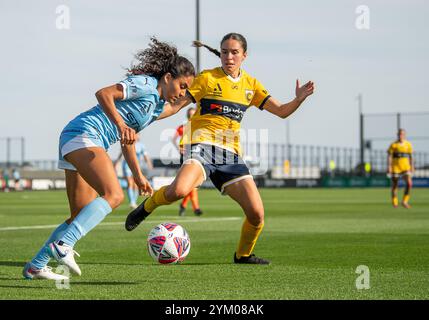 Casey, Australien. November 2024. Central Coast Isabel Gomez (rechts) ist bereit, die Lourdes (links) Bosch in der A-League 2024/25 in der dritten Runde der Frauen zwischen Melbourne City und Central Coast Mariners in Casey Fields anzugreifen. Endstand 2:2. Australian Professional Soccer Damen A-League 2024/25 Saison Spiel in Runde 3 zwischen Melbourne City und Central Coast Mariners. Ziehen Sie 2-2. Quelle: SOPA Images Limited/Alamy Live News Stockfoto