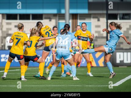 Casey, Australien. November 2024. Leticia McKenna aus der Stadt erzielte beim dritten Spiel der A-League 2024/25 der Frauen zwischen Melbourne City und den Central Coast Mariners in Casey Fields einen Torschuss. Endstand 2:2. Australian Professional Soccer Damen A-League 2024/25 Saison Spiel in Runde 3 zwischen Melbourne City und Central Coast Mariners. Ziehen Sie 2-2. (Foto: Olivier Rachon/SOPA Images/SIPA USA) Credit: SIPA USA/Alamy Live News Stockfoto