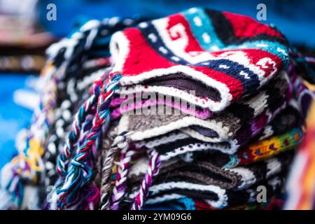 Kompakte Digitalkamera auf einer Karte vor dem wunderschönen schneebedeckten Gipfel des Berges Annapurna, Nepal Stockfoto