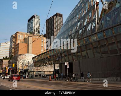 Toronto Canada / der Rosalie Sharp Pavillion und die Art Gallery of Toronto im Vordergrund. Stockfoto