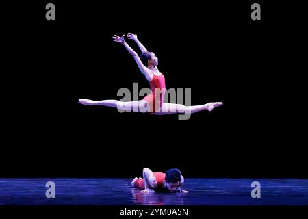 Grand jeté in Morphoses Ballett Choreographie von Christopher Wheeldon Stockfoto