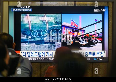 Seoul, Südkorea. November 2024. Eine 24-stündige Sendung von Yonhapnews am Bahnhof Yongsan in Seoul zeigt ein Foto von einer in Nordkorea hergestellten selbstfahrenden Haubitze M-1989 'Juchepo' mit 170 mm Durchmesser in Russland auf der Nachrichtenanwendung Russian Telegram. Die südkoreanische Spionageagentur bestätigte am 20. November, dass Nordkorea nach Russland zusätzliche Haubitzen und mehrere Raketenwerfer exportiert. (Credit Image: © Kim Jae-Hwan/SOPA Images via ZUMA Press Wire) NUR REDAKTIONELLE VERWENDUNG! Nicht für kommerzielle ZWECKE! Stockfoto