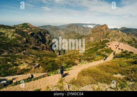 Blick auf das Observatorium auf dem Pico do Arieiro tagsüber. Portugal, Madeira. Hochwertige Fotos Stockfoto