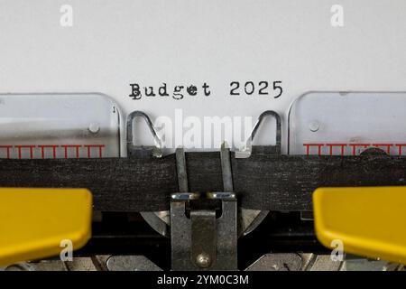Budget 2025 - auf einer alten Schreibmaschine geschrieben Stockfoto