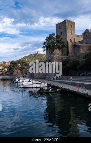 Küstenlandschaft der Stadt Collioure mit der königlichen Burg auf der Cote Vermeille im Mittelmeer, dem Département Pyrenäen-Orientales im Okkupat Stockfoto