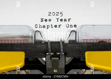 Alte Schreibmaschine mit Text 2025 Neujahr Kapitel eins Stockfoto