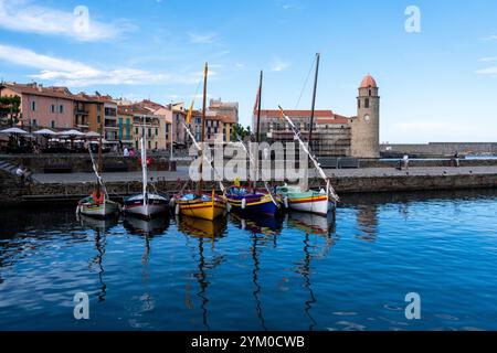 Das traditionelle katalanische Boot heißt la barque catalane und der Leuchtturm der Kirche Notre-Dame-des-Anges in Collioure an der Cote Vermeille in der Medi Stockfoto