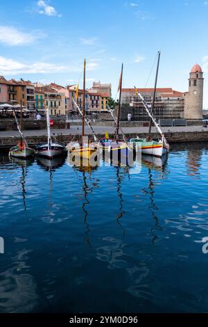 Das traditionelle katalanische Boot heißt la barque catalane und der Leuchtturm der Kirche Notre-Dame-des-Anges in Collioure an der Cote Vermeille in der Medi Stockfoto