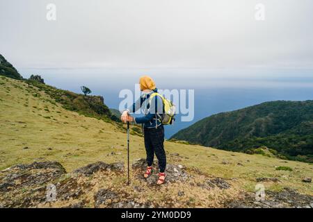 Malerischer Blick auf einen Jungen, der auf einem Pfad durch den Fanal-Wald auf Madeira, Portugal, spaziert. Hochwertige Fotos Stockfoto