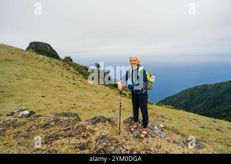 Malerischer Blick auf einen Jungen, der auf einem Pfad durch den Fanal-Wald auf Madeira, Portugal, spaziert. Hochwertige Fotos Stockfoto