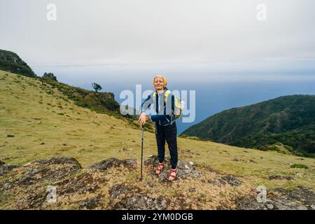 Malerischer Blick auf einen Jungen, der auf einem Pfad durch den Fanal-Wald auf Madeira, Portugal, spaziert. Hochwertige Fotos Stockfoto