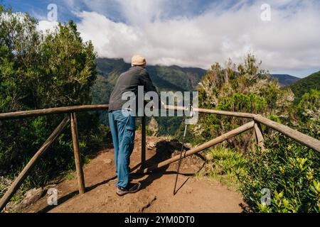 Malerischer Blick auf einen Jungen, der auf einem Pfad durch den Fanal-Wald auf Madeira, Portugal, spaziert. Hochwertige Fotos Stockfoto