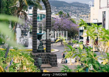 Funchal, Madeira - Portugal, 30. Mai 2024; Statue des Infanten Dom Henrique mit Brunnen Rotunde do Infante in Funchal. Hochwertige Fotos Stockfoto