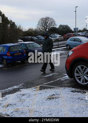 Stroud, Großbritannien, 20. November 2024. Wetter in Großbritannien. In Stroud, Gloucestershire, fällt der Schnee. Quelle: Gary Learmonth / Alamy Live News Stockfoto