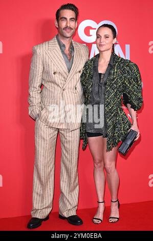 Jon Kortajarena und Alicia Vikander bei der Verleihung der GQ Men of the Year Awards 2024 in den Kensington Roof Gardens. London, 19.11.2024 *** Jon Kortajarena und Alicia Vikander bei den GQ Men of the Year Awards 2024 im Kensington Roof Gardens London, 19 11 2024 Foto:XS.xVasx/xFuturexImagex gq london 4177 Stockfoto