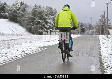 Wetterbild: Erster Schnee im Flachland in Haar bei München am 20. November 2024. Radfahrer im Riemer Park nach leichtem Schneefall. ? Stockfoto