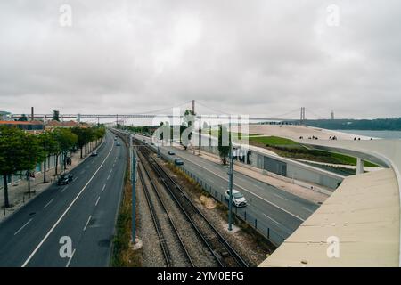 Lissabon, Portugal, 2. Januar 2024. Foto einer parallelen Eisenbahn und Autobahn in Belem, Lissabon. Hochwertige Fotos Stockfoto