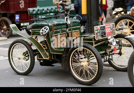 Dreiviertel-Vorderansicht der A 1899, Decauville Voiturette, parkte in der Nähe des RAC Clubhouse in der Pall Mall, während des St James Motoring Spectacular 2024 Stockfoto