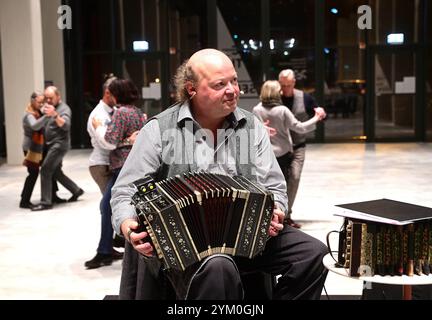 Von der Concertina zum Bandoneon - eine literarische Reise Chemnitz, Europäische Kulturhauptstadt 2025 / das Buch von der Concertina zum Bandoneon von Jürgen Karthe ist eine faszinierende Reise in die Welt dieses einzigartige Instrument. Karthe, ein anerkannter Musiker und Bandoneonspieler, nahm am Dienstagabend das Publikum in der Chemnitzer Hartmannfabrik, Anlaufpunkt für die Gäste Kulturhauptstadt 2025, mit auf eine Entdeckungsreise, die sowohl historische als auch musikalische Aspekte des Bandoneons beleuchtet. Er beginnt in seinem neuen Buch mit der Geschichte des Bandoneons, das ursprü Stockfoto