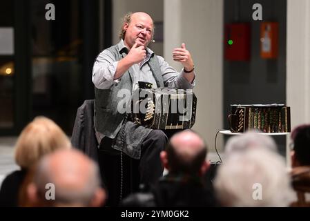 Von der Concertina zum Bandoneon - eine literarische Reise Chemnitz, Europäische Kulturhauptstadt 2025 / das Buch von der Concertina zum Bandoneon von Jürgen Karthe ist eine faszinierende Reise in die Welt dieses einzigartige Instrument. Karthe, ein anerkannter Musiker und Bandoneonspieler, nahm am Dienstagabend das Publikum in der Chemnitzer Hartmannfabrik, Anlaufpunkt für die Gäste Kulturhauptstadt 2025, mit auf eine Entdeckungsreise, die sowohl historische als auch musikalische Aspekte des Bandoneons beleuchtet. Er beginnt in seinem neuen Buch mit der Geschichte des Bandoneons, das ursprü Stockfoto