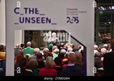 Von der Concertina zum Bandoneon - eine literarische Reise Chemnitz, Europäische Kulturhauptstadt 2025 / das Buch von der Concertina zum Bandoneon von Jürgen Karthe ist eine faszinierende Reise in die Welt dieses einzigartige Instrument. Karthe, ein anerkannter Musiker und Bandoneonspieler, nahm am Dienstagabend das Publikum in der Chemnitzer Hartmannfabrik, Anlaufpunkt für die Gäste Kulturhauptstadt 2025, mit auf eine Entdeckungsreise, die sowohl historische als auch musikalische Aspekte des Bandoneons beleuchtet. Er beginnt in seinem neuen Buch mit der Geschichte des Bandoneons, das ursprü Stockfoto