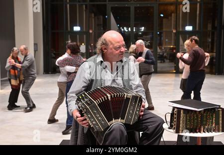 Von der Concertina zum Bandoneon - eine literarische Reise Chemnitz, Europäische Kulturhauptstadt 2025 / das Buch von der Concertina zum Bandoneon von Jürgen Karthe ist eine faszinierende Reise in die Welt dieses einzigartige Instrument. Karthe, ein anerkannter Musiker und Bandoneonspieler, nahm am Dienstagabend das Publikum in der Chemnitzer Hartmannfabrik, Anlaufpunkt für die Gäste Kulturhauptstadt 2025, mit auf eine Entdeckungsreise, die sowohl historische als auch musikalische Aspekte des Bandoneons beleuchtet. Er beginnt in seinem neuen Buch mit der Geschichte des Bandoneons, das ursprü Stockfoto