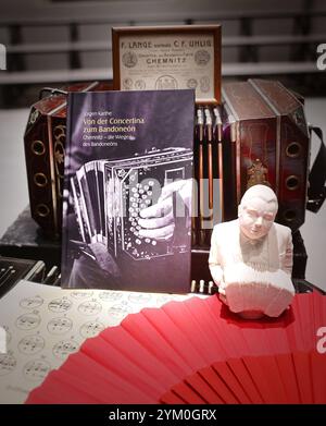 Von der Concertina zum Bandoneon - eine literarische Reise Chemnitz, Europäische Kulturhauptstadt 2025 / das Buch von der Concertina zum Bandoneon von Jürgen Karthe ist eine faszinierende Reise in die Welt dieses einzigartige Instrument. Karthe, ein anerkannter Musiker und Bandoneonspieler, nahm am Dienstagabend das Publikum in der Chemnitzer Hartmannfabrik, Anlaufpunkt für die Gäste Kulturhauptstadt 2025, mit auf eine Entdeckungsreise, die sowohl historische als auch musikalische Aspekte des Bandoneons beleuchtet. Er beginnt in seinem neuen Buch mit der Geschichte des Bandoneons, das ursprü Stockfoto