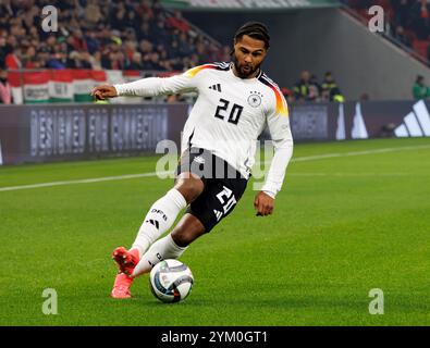 Budapest, Ungarn. November 2024. Serge Gnabry aus Deutschland kontrolliert den Ball beim Spiel der UEFA Nations League 2024/25 League A zwischen Ungarn und Deutschland in der Puskas Arena am 19. November 2024 in Budapest. Quelle: Laszlo Szirtesi/Alamy Live News Stockfoto