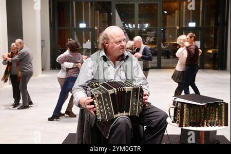 Von der Concertina zum Bandoneon - eine literarische Reise Chemnitz, Europäische Kulturhauptstadt 2025 / das Buch von der Concertina zum Bandoneon von Jürgen Karthe ist eine faszinierende Reise in die Welt dieses einzigartige Instrument. Karthe, ein anerkannter Musiker und Bandoneonspieler, nahm am Dienstagabend das Publikum in der Chemnitzer Hartmannfabrik, Anlaufpunkt für die Gäste Kulturhauptstadt 2025, mit auf eine Entdeckungsreise, die sowohl historische als auch musikalische Aspekte des Bandoneons beleuchtet. Er beginnt in seinem neuen Buch mit der Geschichte des Bandoneons, das ursprü Stockfoto