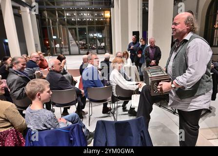 Von der Concertina zum Bandoneon - eine literarische Reise Chemnitz, Europäische Kulturhauptstadt 2025 / das Buch von der Concertina zum Bandoneon von Jürgen Karthe ist eine faszinierende Reise in die Welt dieses einzigartige Instrument. Karthe, ein anerkannter Musiker und Bandoneonspieler, nahm am Dienstagabend das Publikum in der Chemnitzer Hartmannfabrik, Anlaufpunkt für die Gäste Kulturhauptstadt 2025, mit auf eine Entdeckungsreise, die sowohl historische als auch musikalische Aspekte des Bandoneons beleuchtet. Er beginnt in seinem neuen Buch mit der Geschichte des Bandoneons, das ursprü Stockfoto