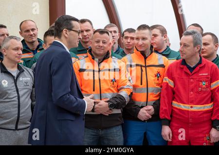 SOBIN, POLEN - 31. JANUAR 2019: Premierminister Mateusz Morawiecki besucht Minenretter nach einer schwierigen Rettungsaktion in Th Stockfoto