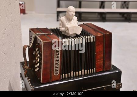 Von der Concertina zum Bandoneon - eine literarische Reise Chemnitz, Europäische Kulturhauptstadt 2025 / das Buch von der Concertina zum Bandoneon von Jürgen Karthe ist eine faszinierende Reise in die Welt dieses einzigartige Instrument. Karthe, ein anerkannter Musiker und Bandoneonspieler, nahm am Dienstagabend das Publikum in der Chemnitzer Hartmannfabrik, Anlaufpunkt für die Gäste Kulturhauptstadt 2025, mit auf eine Entdeckungsreise, die sowohl historische als auch musikalische Aspekte des Bandoneons beleuchtet. Er beginnt in seinem neuen Buch mit der Geschichte des Bandoneons, das ursprü Stockfoto