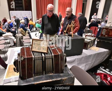 Von der Concertina zum Bandoneon - eine literarische Reise Chemnitz, Europäische Kulturhauptstadt 2025 / das Buch von der Concertina zum Bandoneon von Jürgen Karthe ist eine faszinierende Reise in die Welt dieses einzigartige Instrument. Karthe, ein anerkannter Musiker und Bandoneonspieler, nahm am Dienstagabend das Publikum in der Chemnitzer Hartmannfabrik, Anlaufpunkt für die Gäste Kulturhauptstadt 2025, mit auf eine Entdeckungsreise, die sowohl historische als auch musikalische Aspekte des Bandoneons beleuchtet. Er beginnt in seinem neuen Buch mit der Geschichte des Bandoneons, das ursprü Stockfoto