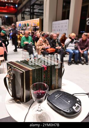 Von der Concertina zum Bandoneon - eine literarische Reise Chemnitz, Europäische Kulturhauptstadt 2025 / das Buch von der Concertina zum Bandoneon von Jürgen Karthe ist eine faszinierende Reise in die Welt dieses einzigartige Instrument. Karthe, ein anerkannter Musiker und Bandoneonspieler, nahm am Dienstagabend das Publikum in der Chemnitzer Hartmannfabrik, Anlaufpunkt für die Gäste Kulturhauptstadt 2025, mit auf eine Entdeckungsreise, die sowohl historische als auch musikalische Aspekte des Bandoneons beleuchtet. Er beginnt in seinem neuen Buch mit der Geschichte des Bandoneons, das ursprü Stockfoto