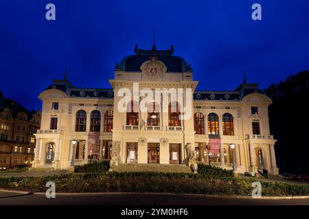 Karlsbad, Tschechische Republik - 16. November 2024: Abendfoto der Kurarchitektur - das Kaiserliche Kurbad heute auch Spa I genannt Stockfoto