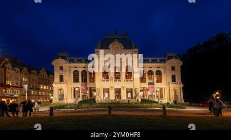 Karlsbad, Tschechische Republik - 16. November 2024: Abendfoto der Kurarchitektur - das Kaiserliche Kurbad heute auch Spa I genannt Stockfoto