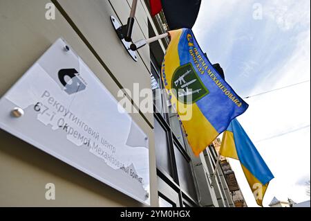 LVIV, UKRAINE - 15. NOVEMBER 2024 - die Einweihung des ersten Rekrutierungszentrums der Ukraine für die 67. Separate Mechanisierte Brigade findet in Lviv, Westukraine statt. Stockfoto