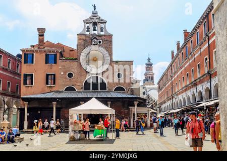 VENEDIG, ITALIEN - 18. MAI 2018: Dies ist die Kirche San Giacomo di Rialto im Bereich des Stadtmarktes, die in 11-12 Jahrhunderten erbaut wurde. Stockfoto