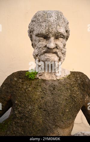 Die alte Skulptur des Babuino-Brunnens (Fontana del Babuino) befindet sich in der Via del Babuino in Rom, Italien. Der Pavian ist eine der sprechenden Statuen von Stockfoto