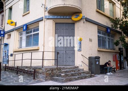 Postamt und La Banque Postale Agentur in Collioure an der Cote Vermeille im Mittelmeer, Abteilung Pyrenäen-Orientales im Occit Stockfoto