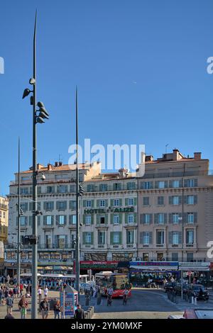 Marseille. Frankreich - 20. November 2024: Hotel Aliz und nahe gelegene Restaurants Bistro le 31, Hippopotamus und L'Entrec te am alten Hafen von Marseille. Die Stockfoto