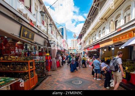 Klassische historische enge Gassen mit Geschäften und Händlern, die alles von Speisen bis hin zu Pfannen im Chinatown Viertel von Singapur verkaufen Stockfoto